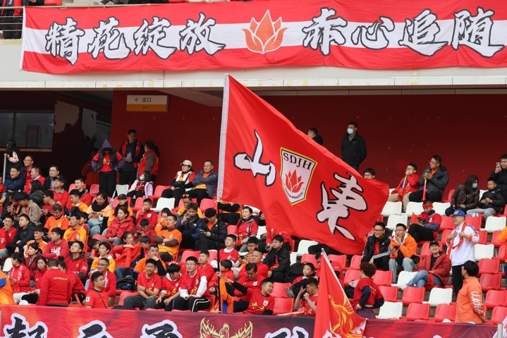 主場(chǎng)上萬(wàn)名球迷的吶喊助威，給山東體彩女足征戰(zhàn)女超增添了能量與動(dòng)力