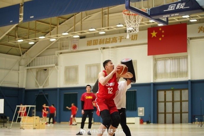 中國籃球之隊官博：大塊頭 大能量 祝李炎哲25歲生日快樂！