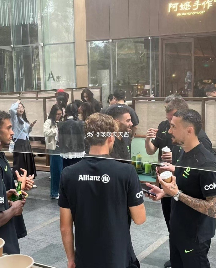松弛感拉滿！澳大利亞隊員在杭州街頭喝奶茶