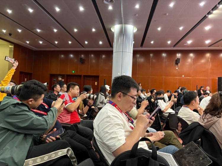 萬眾矚目！記者擠滿國足賽前新聞發(fā)布廳，賽場記者預(yù)計(jì)超300人