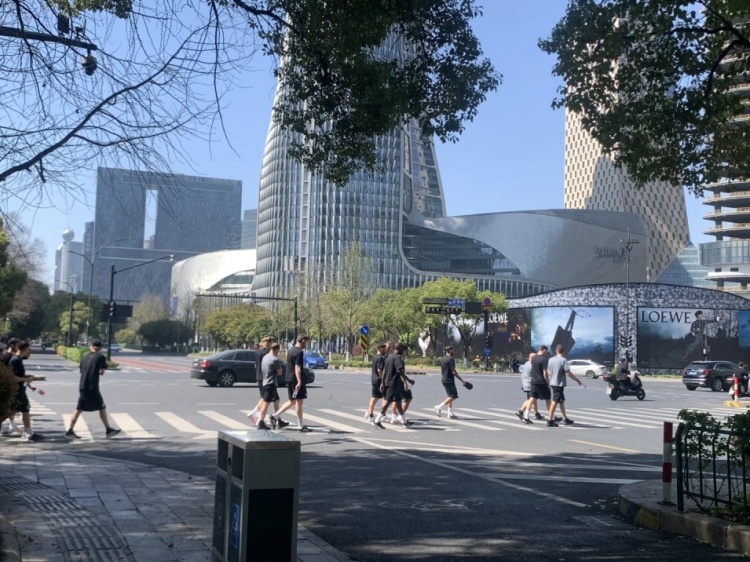 心態(tài)放松，有網(wǎng)友拍到澳大利亞隊早上在萬象城citywalk