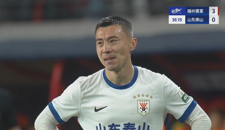 34分鐘0-3落后！36歲鄭錚苦笑36歲大雷沮喪 替補(bǔ)席黃政宇神態(tài)輕松
