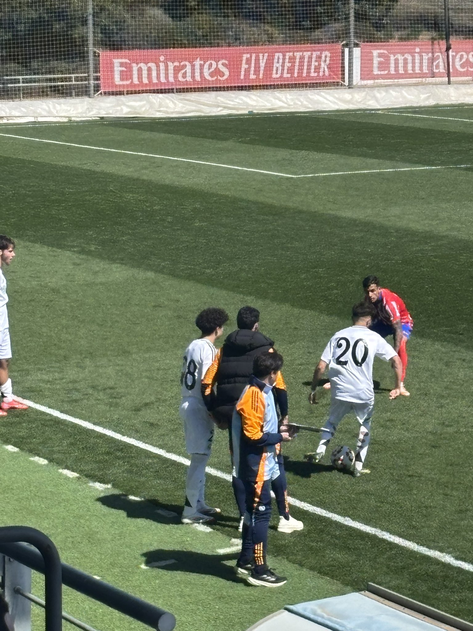 天賦滿滿！馬塞洛15歲兒子恩佐皇馬U19首秀，登場(chǎng)5分鐘腳后跟助攻