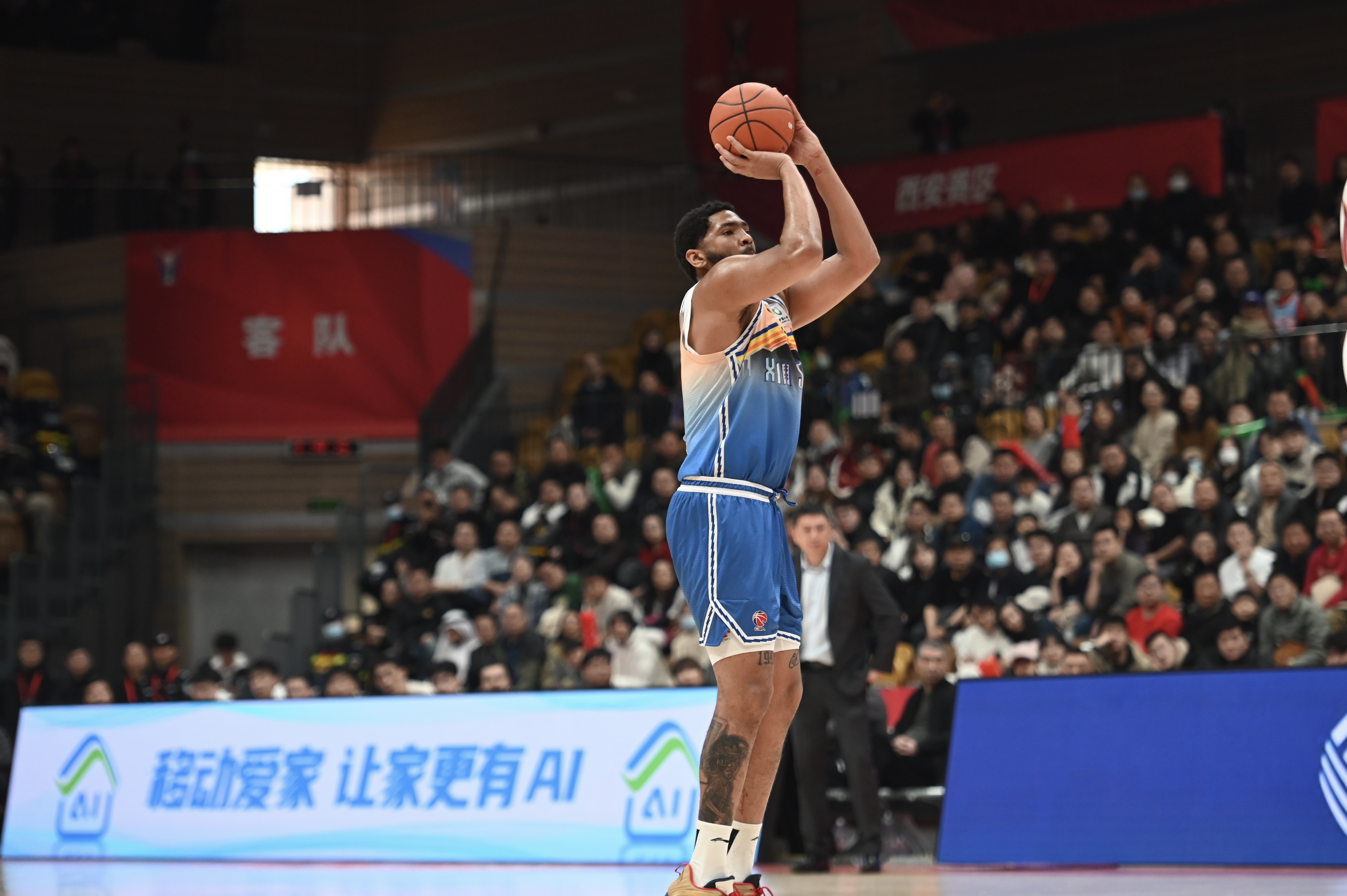 率先發(fā)力！新疆外援勞森首節(jié)7中5拿到11分 三分2中1